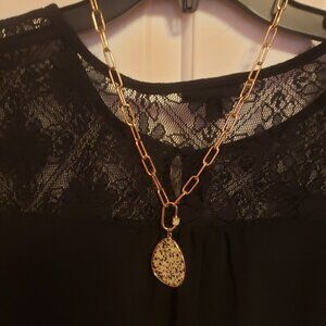 Goldtone paperchain Necklace w/Pear shaped pendant.